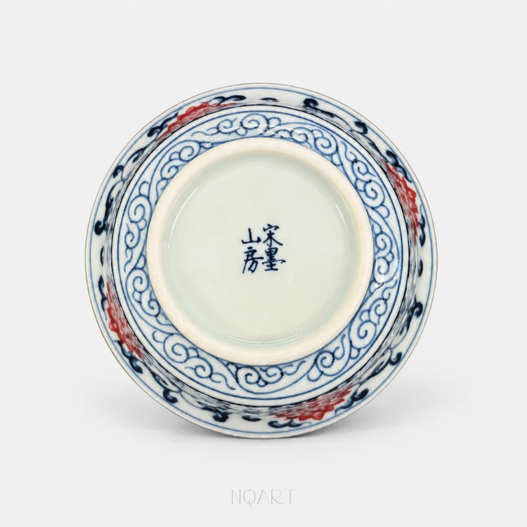 The underside of the cup: a four-character studio mark in underglaze blue sits inside the foot ring.