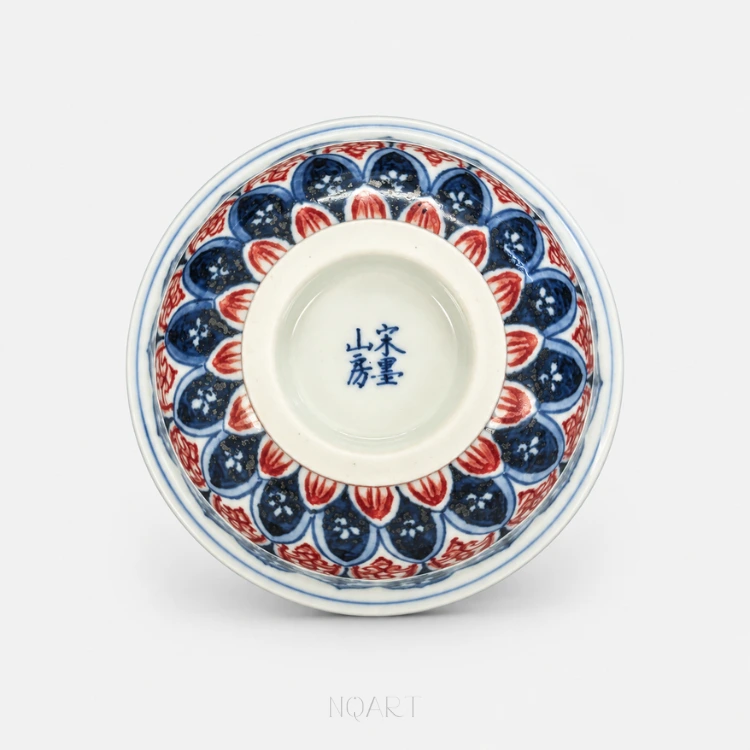 In the well of the foot ring, four characters sit in underglaze blue, with the petal bands still circling the outside.