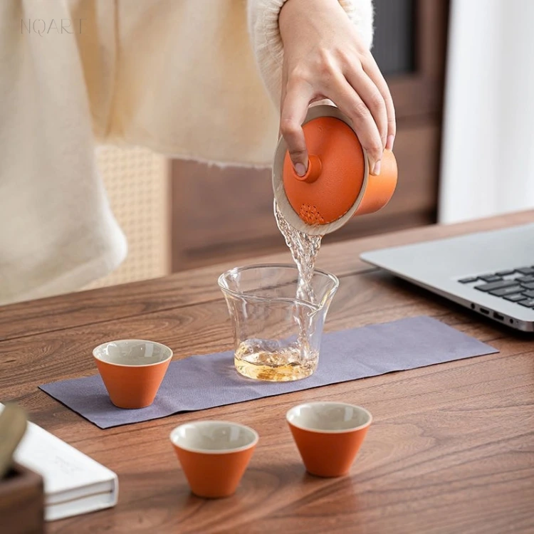 Poured straight through the perforated lid, this tea set for travel carries its own strainer — the tea running from the bowl into the glass pitcher.