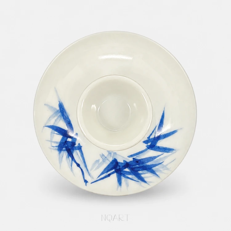 Set down and looked at from above, the lid is a plain white disc with the base of the knob at the centre and its painted bamboo just showing at the rim.