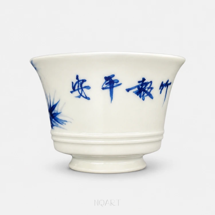 The other face is left almost empty for four brushed characters — bamboo reporting peace — set right to left in running script.