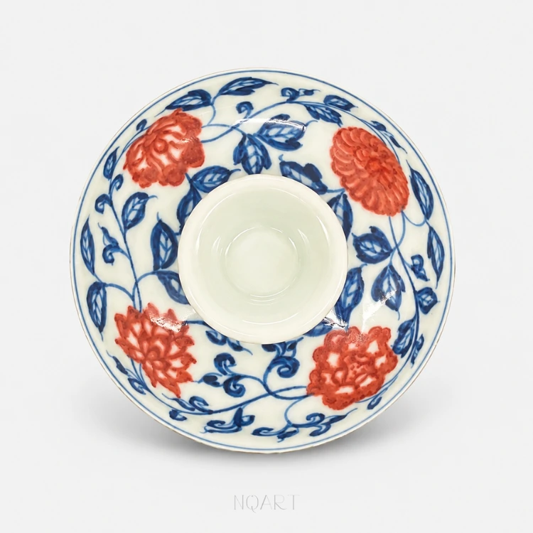 Straight down on the gaiwan, the lid sits small in the middle while the pattern spreads out wide around it — the mouth is much bigger than the lid that closes it.